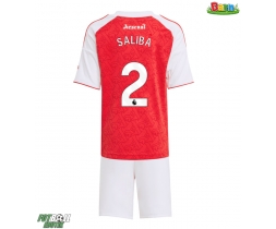 Arsenal William Saliba #2 Hemmaställ Barn 2025-26 Kortärmad (+ Korta byxor) Arsenal William Saliba #2 Hemmaställ Barn 2025-26 Kortärmad (+ Korta byxor)